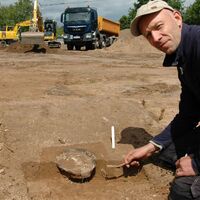 Bild vergr��ern: Besch�digt, aber dennoch ein wichtiger Fund: Die Reste dieses Urnengrabs werden von Christoph Storz von der Fachfirma Arch�ologie am Hellweg eG freigelegt.
Foto: LWL/ D�vel
