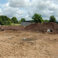 Bild vergr��ern: Verborgen im Sand: Die dunkle Verf�rbung in der Bildmitte zeigt, dass hier ein Brandgrubengrab liegt.
Foto: LWL/ D�vel