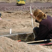 Bild vergr��ern: Ma�arbeit: Angelina Friedrich von der Fachfirma Arch�ologie am Hellweg eG vermisst und zeichnet das Profil eines Brandgrubengrabs.
Foto: LWL/ D�vel