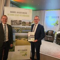 Bild vergr��ern: B�rgermeister Dirk Breves mit Historiker Sebastian Schr�der