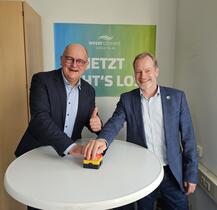 Gesch�ftsf�hrer Dirk Moysich (links) und B�rgermeister Dirk Breves dr�cken auf den symbolischen Startknopf