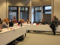 Teilnehmer/innen und Teilnehmer und Prof. Dr. Grie&szlig;haber w&auml;hrend des Workshops zur Sprachprofilanalyse (Foto: S. Bormann)