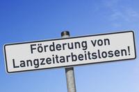 Metallschild mit der Devise "F&ouml;rderung von Langzeitarbeitslosen!"