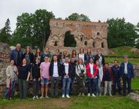 Gruppenfoto vor der Burgruine