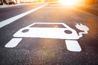 Symbol f&uuml;r Elektrotankstelle f&uuml;r Elektroautos auf der Stra&szlig;e