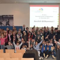 Bild vergr��ern: DSC_0299 Jubil�um Gesunde Schulen Gruppenbild Ende