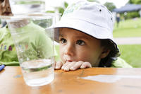 TdkF_Wasserglas_Maria_ Feck-Stiftung_ Haus_der_kleinen_Forscher