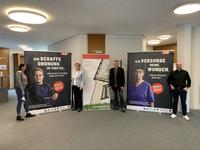 Foto: (v.l.) DGB-Regionalgesch�ftsf�hrerin Anke Unger, Kreisdirektorin Cornelia Sch�der, Siggi W�hler (Gewerkschaftssekret�r ver.di) und der Personalratsvorsitzende der Kreisverwaltung Christof Pahl mit zwei Plakaten der laufenden Kampagne. Foto: Sabine Ohnesorge/Kreis Minden-L�bbecke