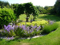 Garten Larusch: Sitzecke am Bl�tenbeet. Autor: Angela Larusch