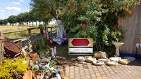 NaturGarten mit Kunstobjekten: Tr�delmarkt am Hofeingang