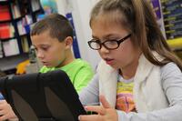 Sch�lerin nutzt ipad