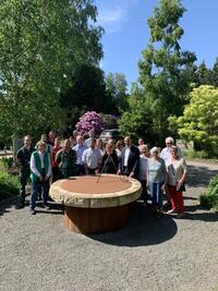 Treffen mit dem Landrat an der Sonnenuhr am Nordfriedhof