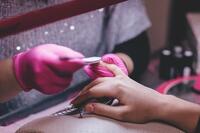 https://pixabay.com/de/photos/menschen-h%C3%A4nde-manik%C3%BCre-nagelhaut-2587157/