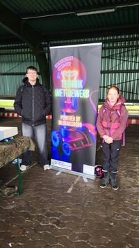 Sch�ler vor Plakat