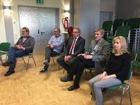 Vertreter der Musikschule Viljandi und der Pro Musica mit Landrat Dr. Ralf Niermann lauschen einer Konzertprobe