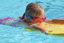 M�dchen im Freibad