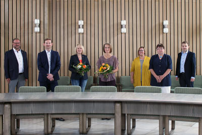 Bild (v.l.n.r.) B�rgermeister Heinrich Vieker, Fachbereichsleiter Bj�rn Horstmeier, Kerstin Klute, Manuela Tirre, Personalratsvorsitzende Yvonne Gotter, Teamleiterin Monika Pretzel und Fachbereichsleiter Matthias Tegeler.