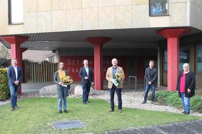 Bild (v.l.n.r.) Fachbereichsleiter Bj�rn Horstmeier, Susanne Fla-de-Brune, B�rgermeister Dr. Henning Vieker, Ralf Lehmann, Sachgebietsleiter Andreas Bredenk�tter und Personalratsvorsitzende Elke Seiker
