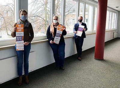 Foto (v.l.n.r) Gleichstellungsbeauftrage Kerstin Ramm, Sabrina Stork vom Hexenhaus und B�rgermeister Dr. Henning Vieker