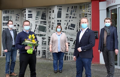 Bild (v.l.n.r.) Fachbereichsleiter Thorsten Blauert, Dirk Engelmann-Hom�lle, Personalratsvorsitzende Yvonne M�ller, B�rgermeister Dr. Henning Vieker und Fachbereichsleiter Matthias Tegeler.