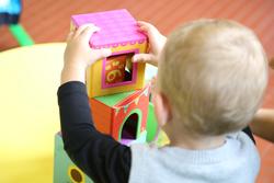 Kindergartenkind stapelt Baukl�tze