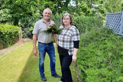 Teamleiter Christian Kr�ger hat Margot Sowa zu Hause besucht und ein Abschiedsgeschenk �berreicht.