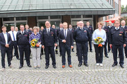 Bild: vordere Reihe von links: Marius Schumacher, J�rn-Stratmann-Sablotny (stellv. Wehrf�hrer), Kathleen Dresing, Michael Dresing, B�rgermeister Dr. Henning Vieker, Michael Sch�fer, Christiane und Reiner Hu�mann.