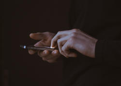 Handy in der Hand