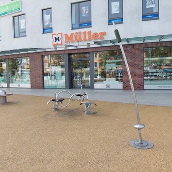 Spielplatz mit Karussell und Wippger�t