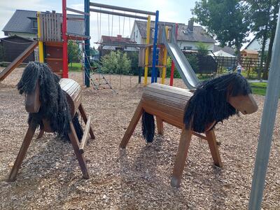 Pferde auf dem Spielplatz