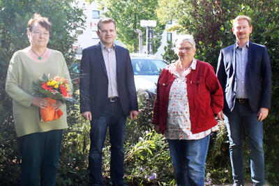 Monika Pretzel (links im Bild) wurde vom Allgemeiner Vertreter des B�rgermeisters Matthias Tegeler, Personalratsvorsitzende Elke Seiker sowie K�mmerer und Fachbereichsleiter Bj�rn Horstmeier mit einem Geschenk und Blumen verabschiedet.