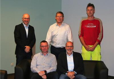 (v.l.) hinten: Klaus Hagemeier (Vorstand Stadtwerke Espelkamp A�R), Hartmut R�ter (Bereichsleiter Abwasserbetrieb), J�rgen Hagemeier (Personalrat), vorne: Matthias Neddermann und Dietmar Bergmann