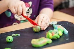 Kinderh�nde beim Kneten