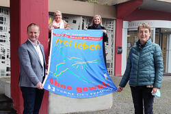Fahne gegen Gewalt an Frauen in H�nden von B�rgermeister Dr. Henning Vieker, Gleichstellungsbeauftragte Kerstin Ramm (vorn), Sabrina Stork und Maria K�hn (hinten)