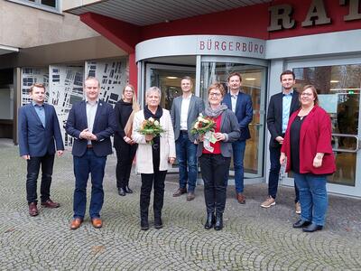 Bild (v.l.n.r.) Fachbereichsleiter Matthias Tegeler, B�rgermeister Dr. Henning Vieker, Jessica Berg, Marie-Luise Kracht, Sachge-bietsleiter Marco Hennig, Ingrid H�lscher, K�mmerer und Fach-bereichsleiter Bj�rn Horstmeier, Tim Varenkamp und Personal-ratsvo