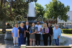 Gruppenbild vor dem Stadt-Brunnen
