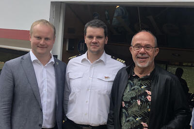 B�rgermeister Dr. Hennig Vieker, Schiffsf�hrer der Mindener Fahrgastschifffahrt und Ortsvorsteher Gerd-Udo Sasten begr��ten die Teilnehmenden