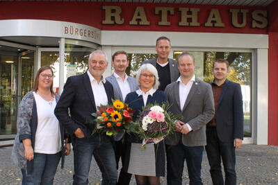 (v.l.n.r.) Personalratsvorsitzende Yvonne M�ller, Christian Kr�ger, K�mmerer Bj�rn Horstmeier, Lilli Epp, Sachgebietsleiter Andr� K�s-ter, B�rgermeister Dr. Henning Vieker und Fachbereichsleiter Matthias Tegeler.