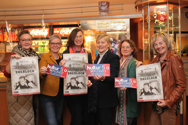 Der Arbeitskreis Kultur 5.0 pr�sentiert das Programm (v.l.n.r) Petra Dax, Petra Prochnow, Angela L�ling, Beate Henke, Karin Wewers und Marie-Luise Kleine-Hollenhorst. Es fehlt Gabi Kopp.