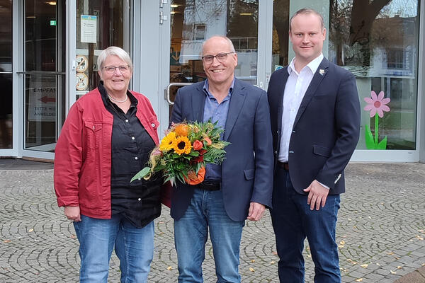 Bild (v.l.n.r.) Personalratsvorsitzende Elke Seiker, G�nter Segelhorst und B�rgermeister Dr. Henning Vieker