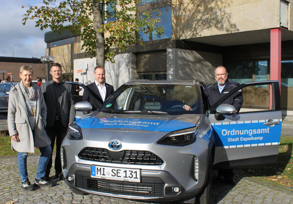 : (v.l.n.r.) Anja L�ckemeier, Sachgebietsleiter Marco Hennig, B�rgermeister Dr. Henning Vieker und Horst Katenbrink freuen sich �ber den neuen Dienstwagen.