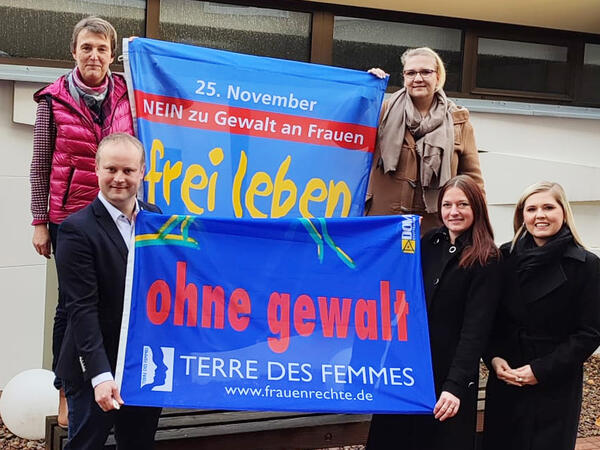 Foto v.l.n.r: Frau Ramm, B�rgermeister Dr. Vieker, Frau Stork, Frau Blome, und Frau K�hn zeigen die Fahne �Nein zu Gewalt an Frauen�.