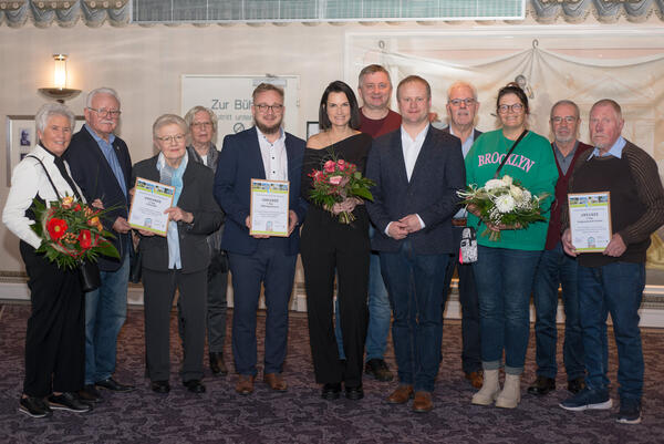 v.l.n.r. Christa Klingel, Herbert Klingel, Ingrid Grabener, Anneliese Kr�ger, Rudi Unrau, Julia Wiens, Gerd Riegel, B�rgermeister Henning Vieker, G�nter B�nemann, Iris Stolle, R�diger Kanning und Friedhelm Vortmeier
