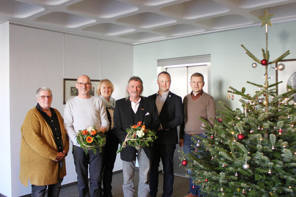 Foto (v.l.n.r.) Personalratsvorsitzende Elke Seiker, Ralf Strobel, Sachgebietsleiterin Kerstin Klute, Reinhard Schumacher, B�rgermeister Henning Vieker und Fachbereichsleiter Matthias Tegeler