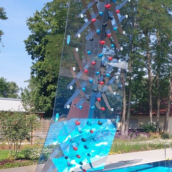 Climbing Wall im Waldfreibad ist eine Herausforderung f�r mutige Schwimmer.
