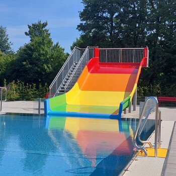Ein Foto einer bunten Rutsche im Waldfreibad von Espelkamp