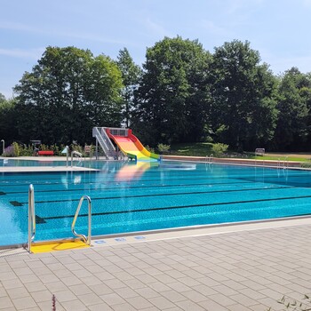 Foto des Waldfreibades mit Wasserfl�che und bunter Rutsche