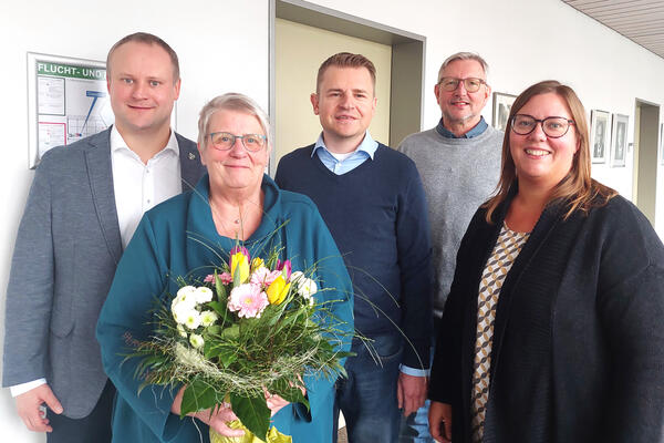 Bild (v.l.n.r.) B�rgermeister Dr. Henning Vieker, Elke Seiker, Fachbereichsleiter Matthias Tegeler, Sachgebietsleiter Friedrich Schumacher und Personalratsvorsitzende Yvonne M�ller.