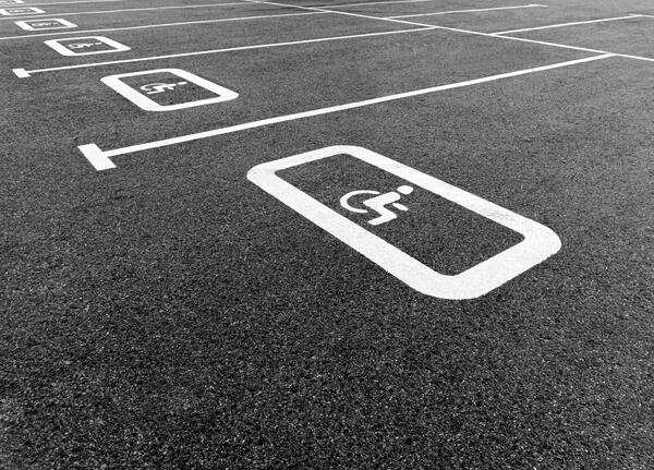 Symbolbild f�r einen Behindertenparkplatz