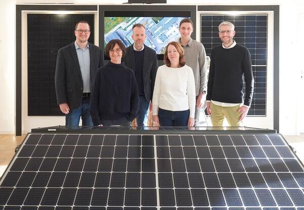 Freuen sich auf viele Informationen rund um das Thema Solarenergie vom Firmendach (v.li.): Christian Benker (Stadt Rahden), Petra Schepsmeier (NRW.Energy4Climate), Nils Krenz (Stadt Espelkamp), Katrin Stuwe (Gemeinde Stemwede), Alexander Borchard (Stadt E